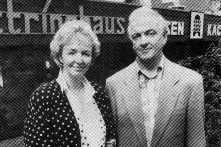 Zeitungsfoto in Schwarzweiß: eine Frau und ein Mann vor dem Geschäft, dahinter der Schriftzug Lüttringhaus und das Wort Kacheln